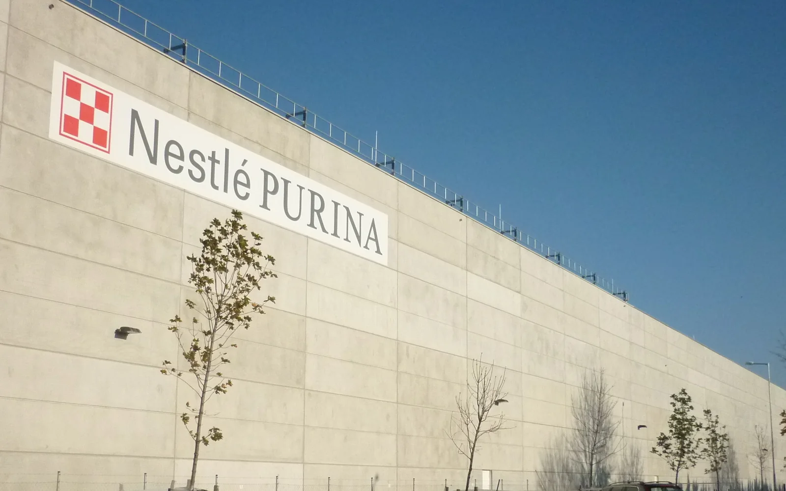 A Nestlé Purina betonhomlokzatú gyártóépülete, Bük