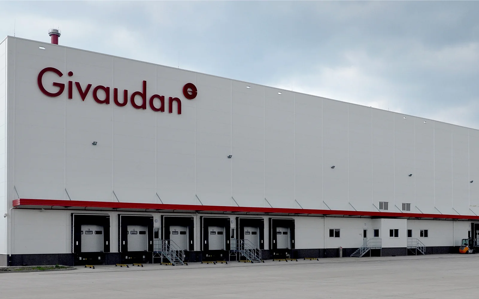 A Givaudan gyártóüzemének homlokzata, Makó