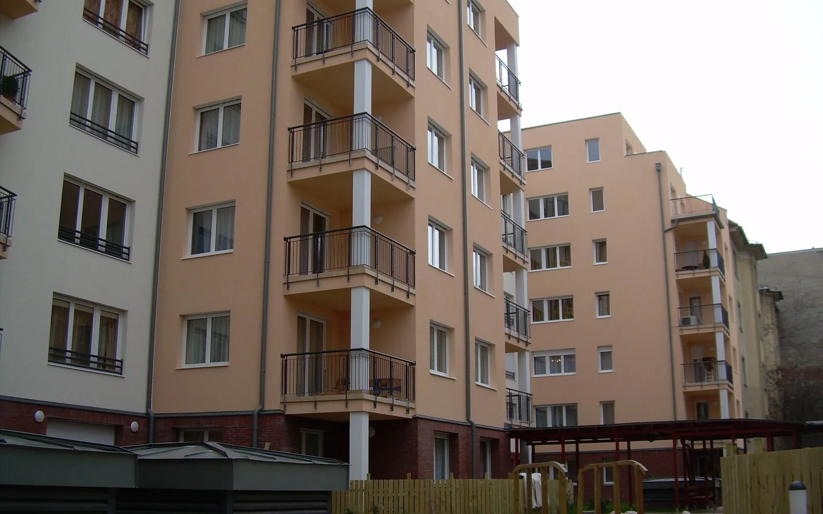 Az Ilka udvar lakópark homlokzata, Budapest